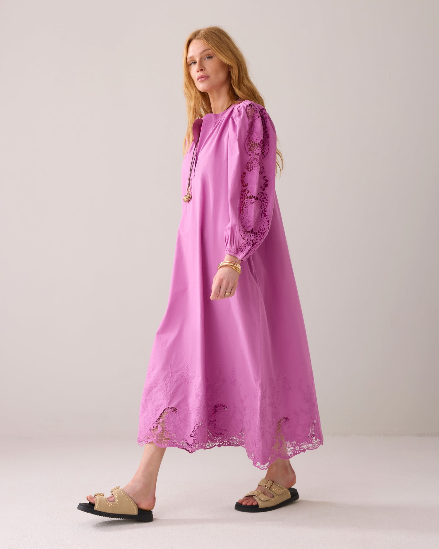 Feminines Kleid mit Stickerei