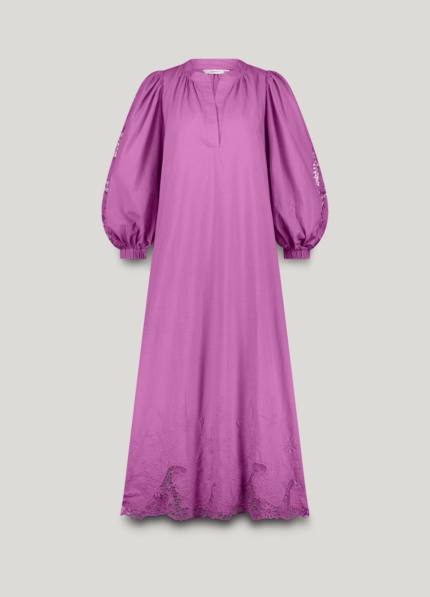 Feminines Kleid mit Stickerei