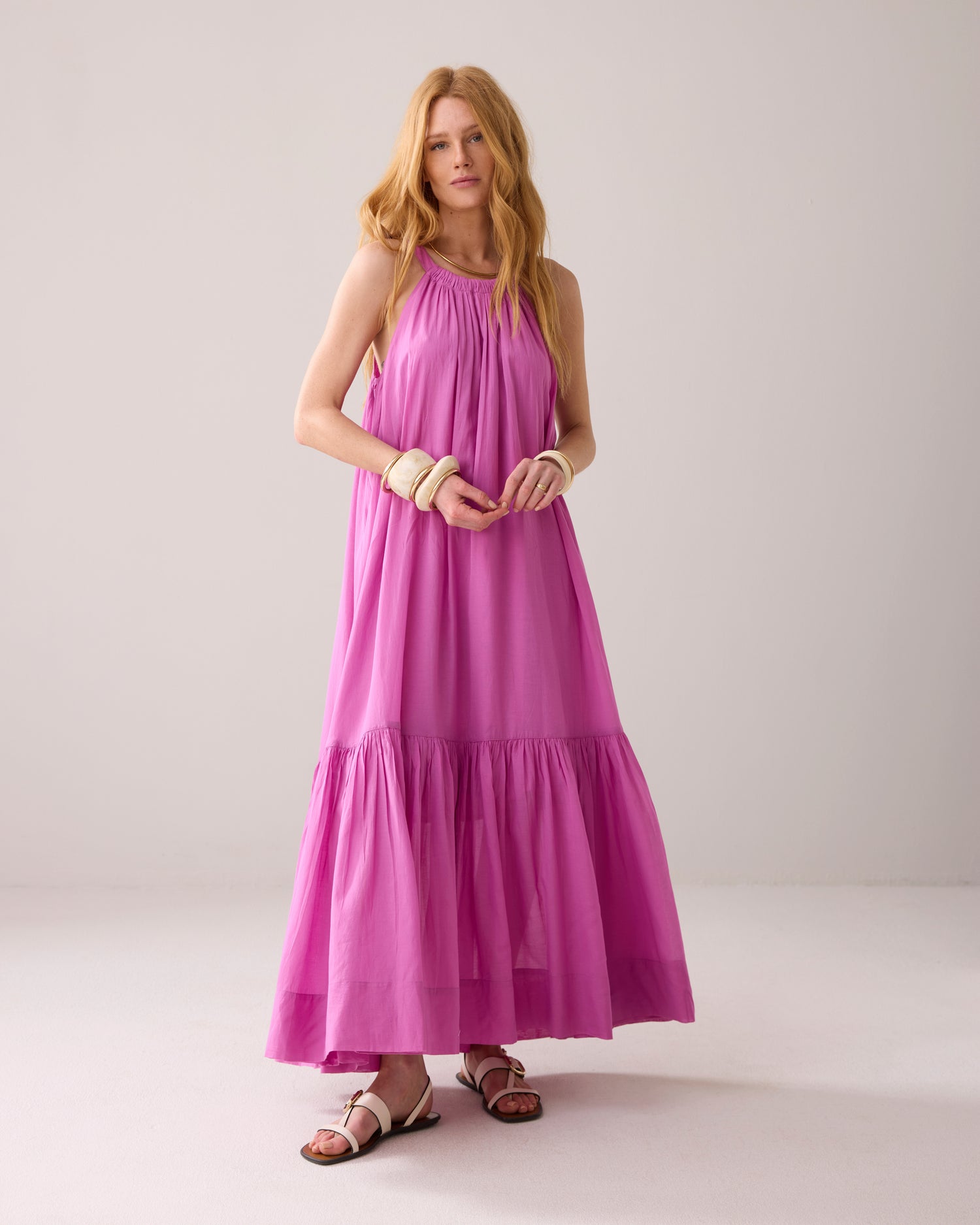 Glänzendes Neckholderkleid