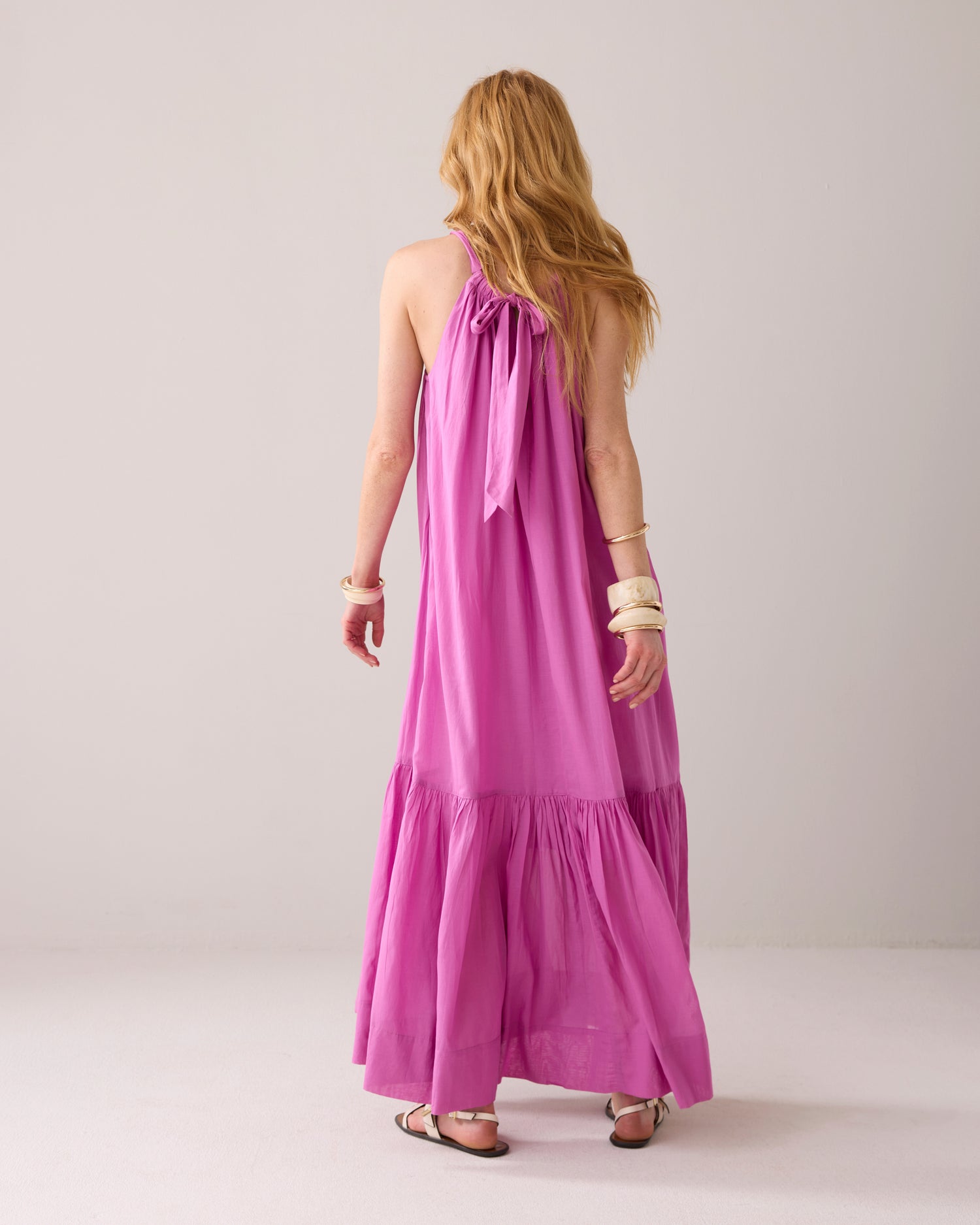 Glänzendes Neckholderkleid