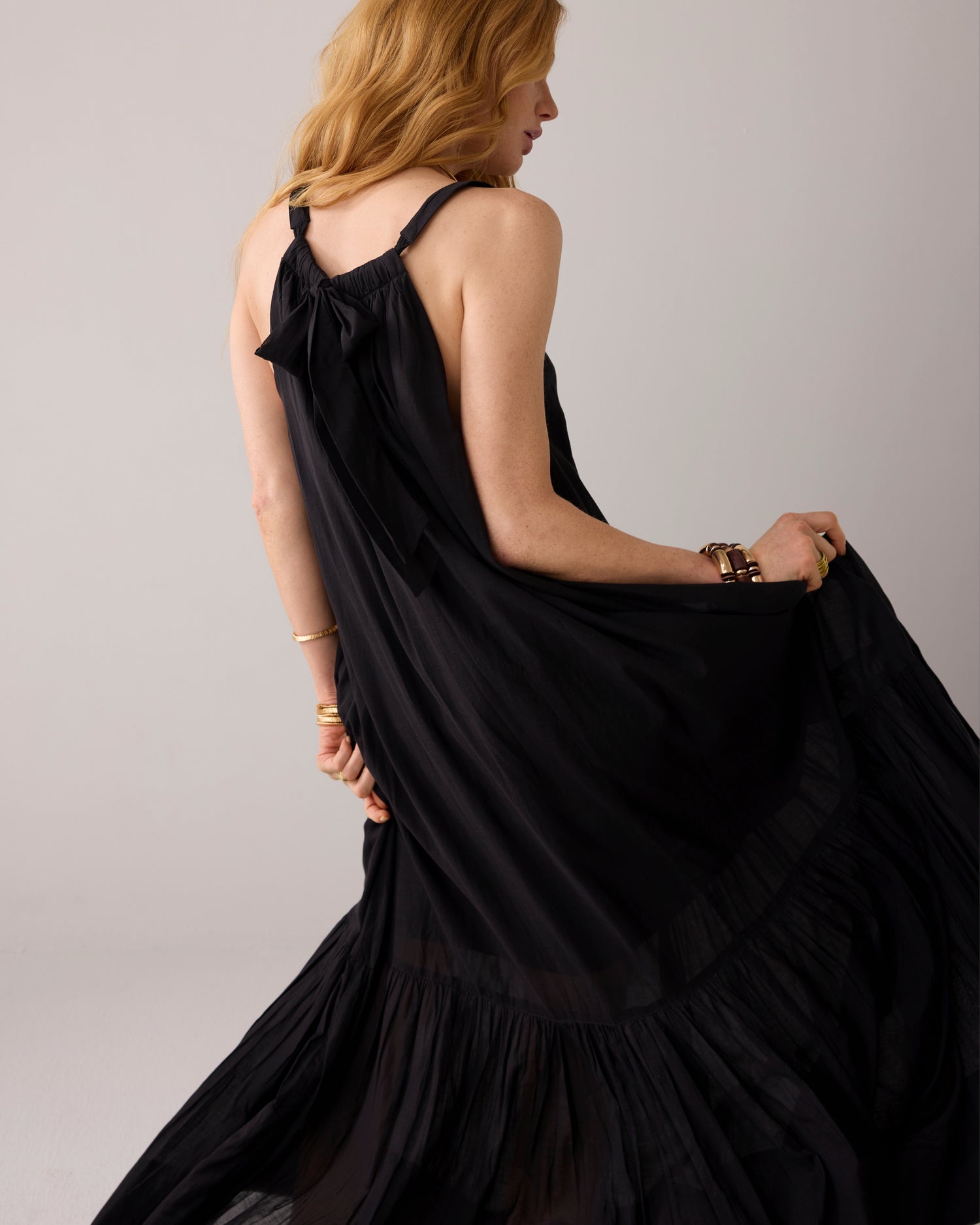 Glänzendes Neckholderkleid