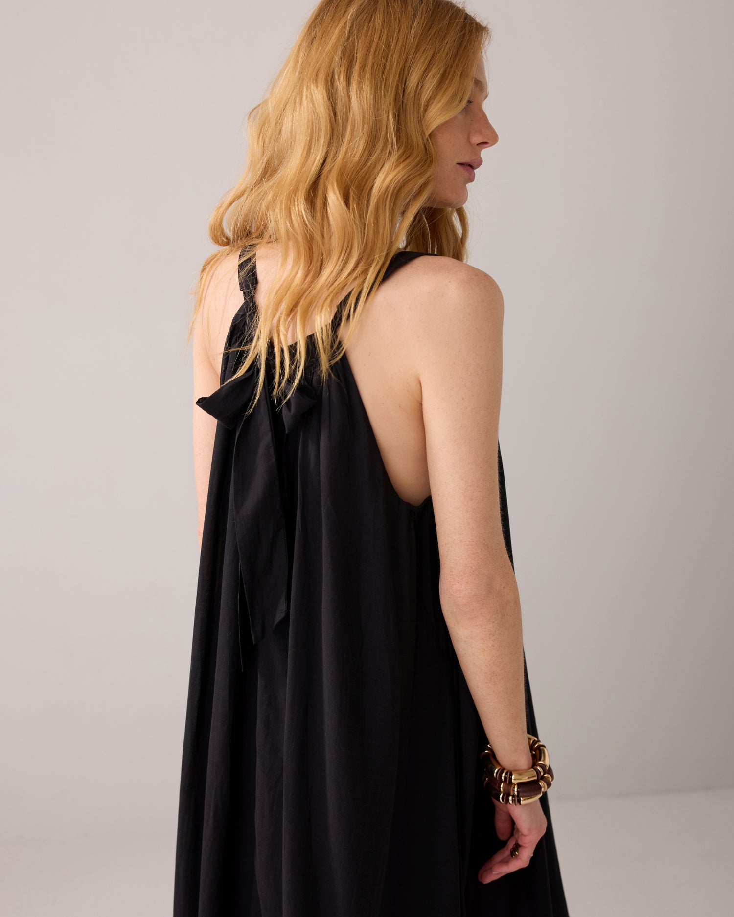 Glänzendes Neckholderkleid