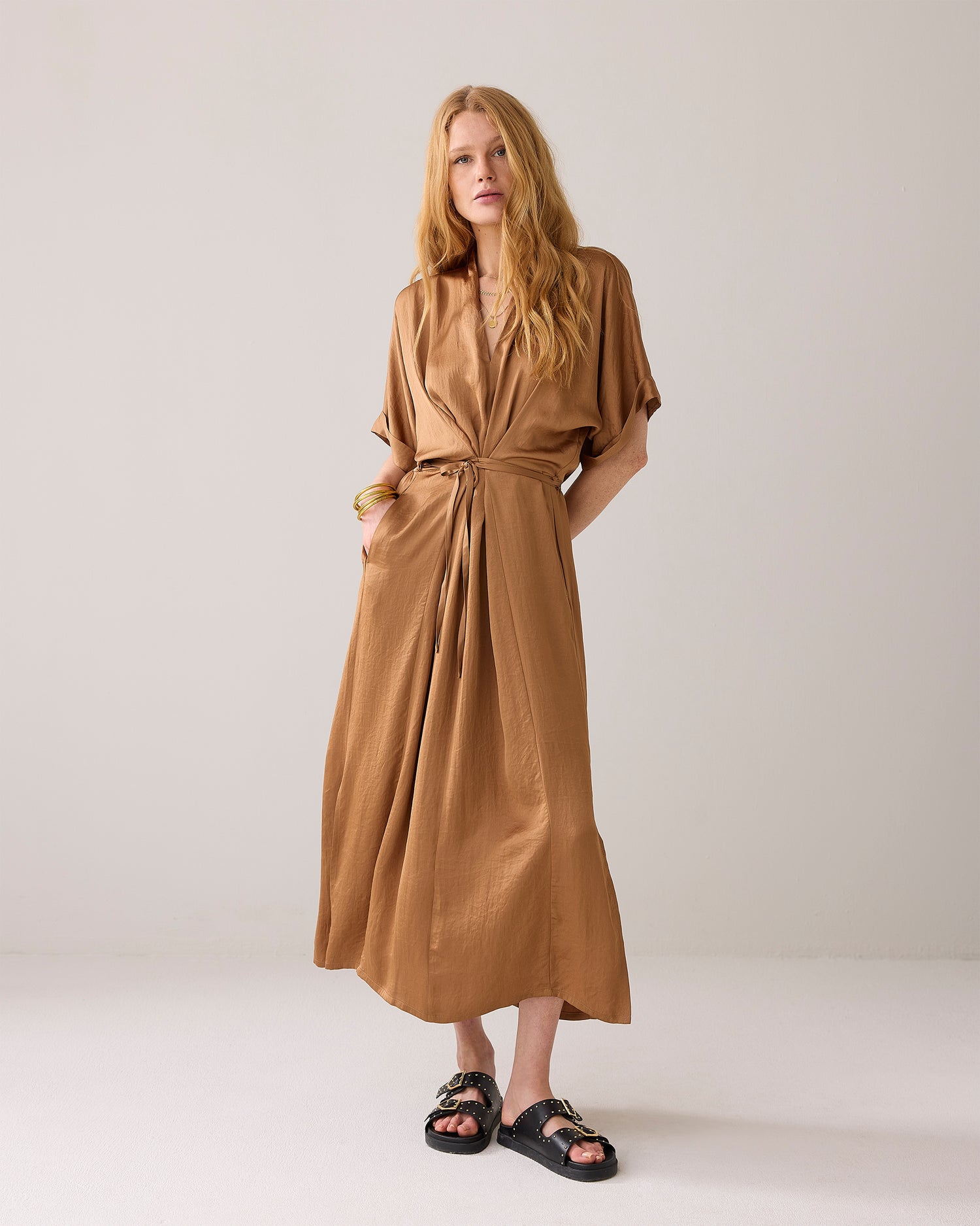 Gerade geschnittenes Kleid mit Gürtel
