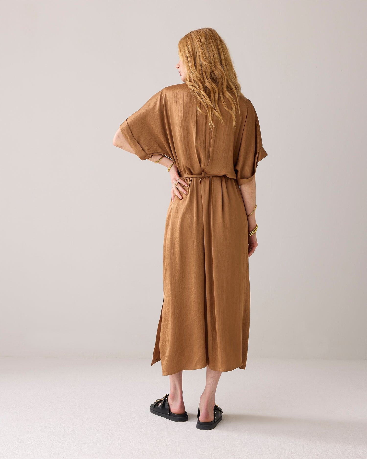 Gerade geschnittenes Kleid mit Gürtel