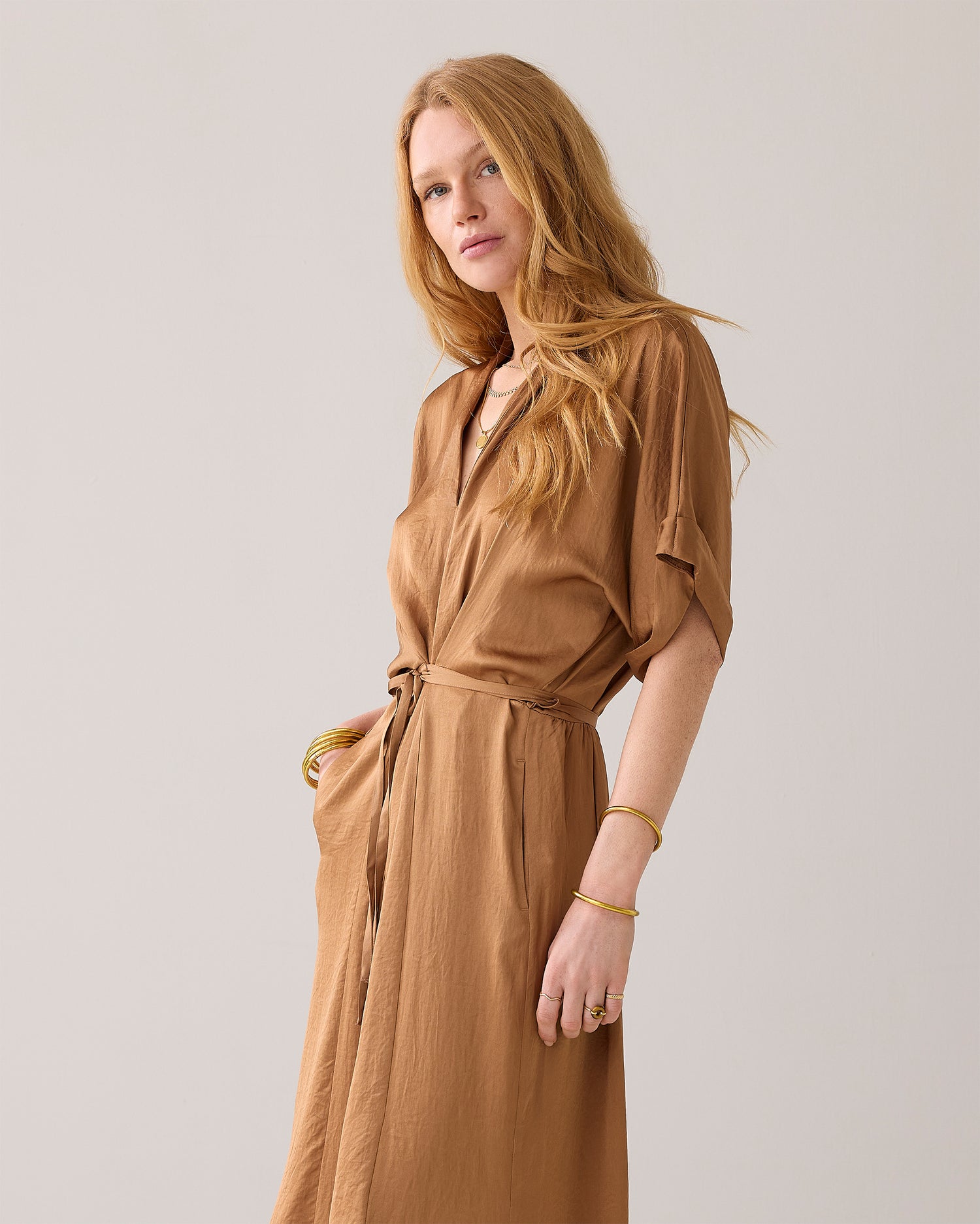 Gerade geschnittenes Kleid mit Gürtel