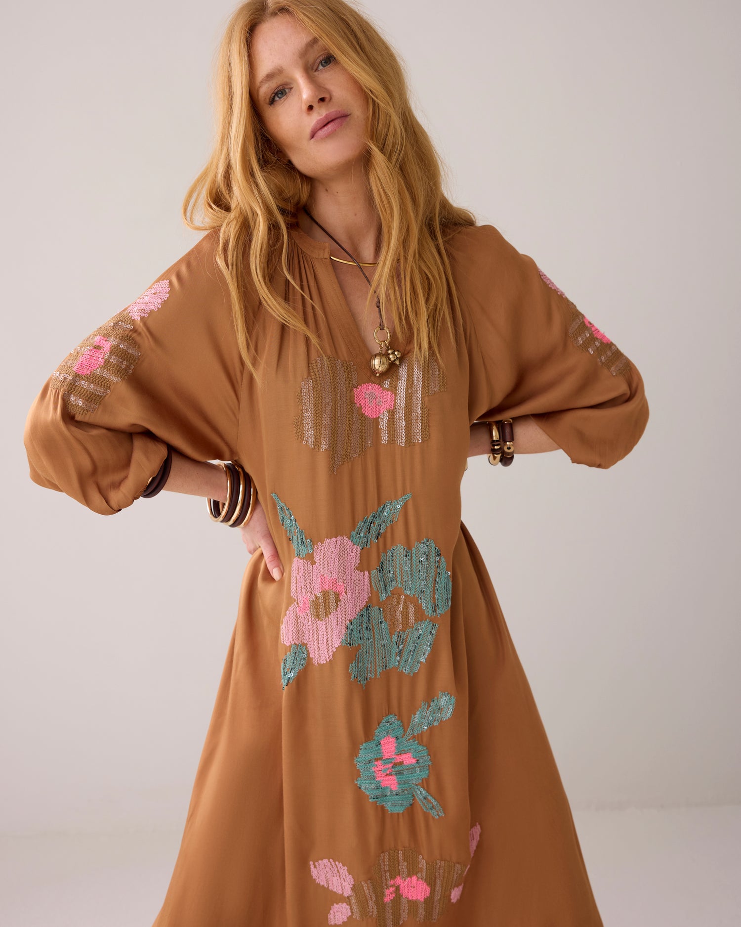 Glänzendes Kleid mit Pailletten