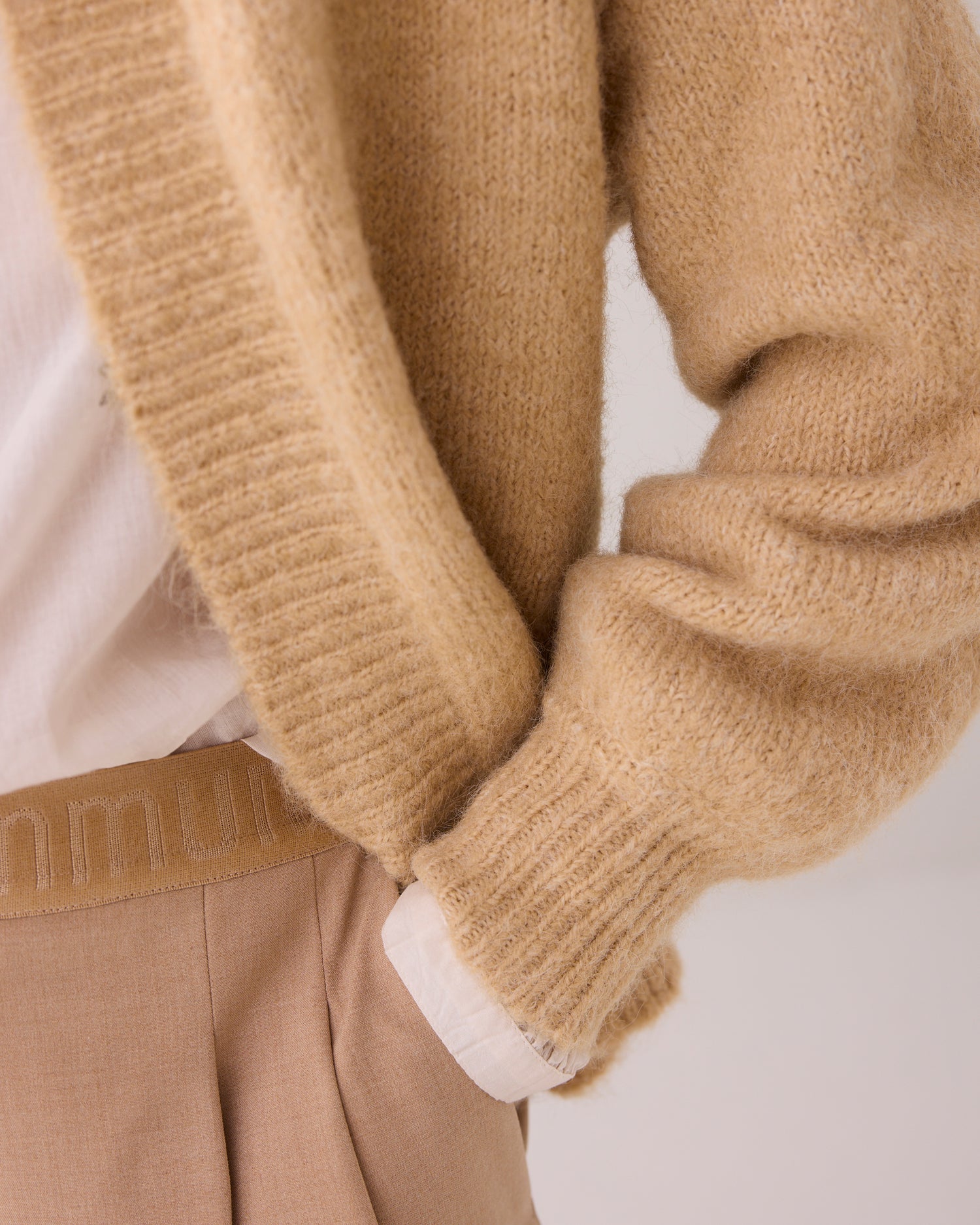 Weiche Strickjacke mit Puffärmeln