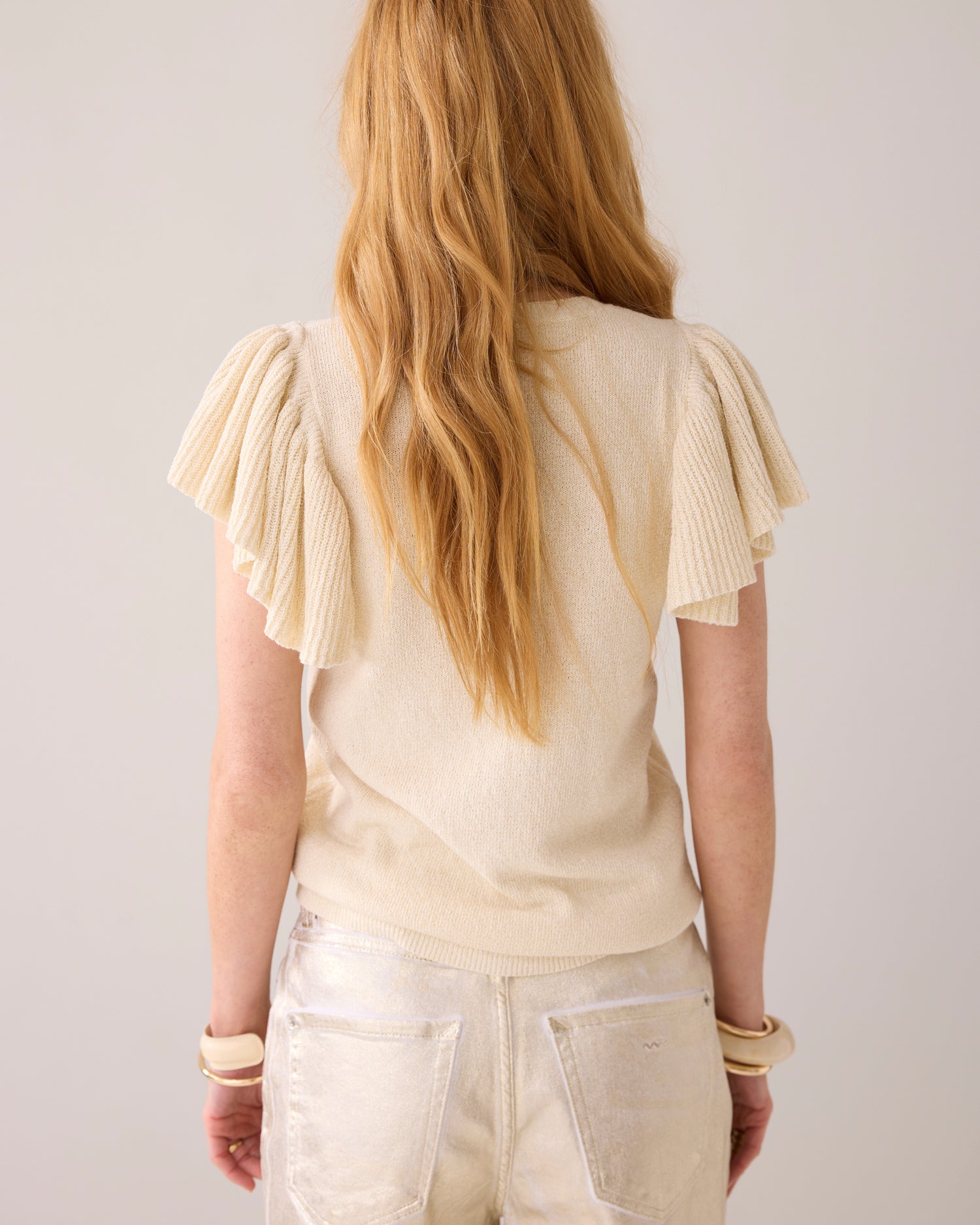 Flounce sleeve fine-knit top