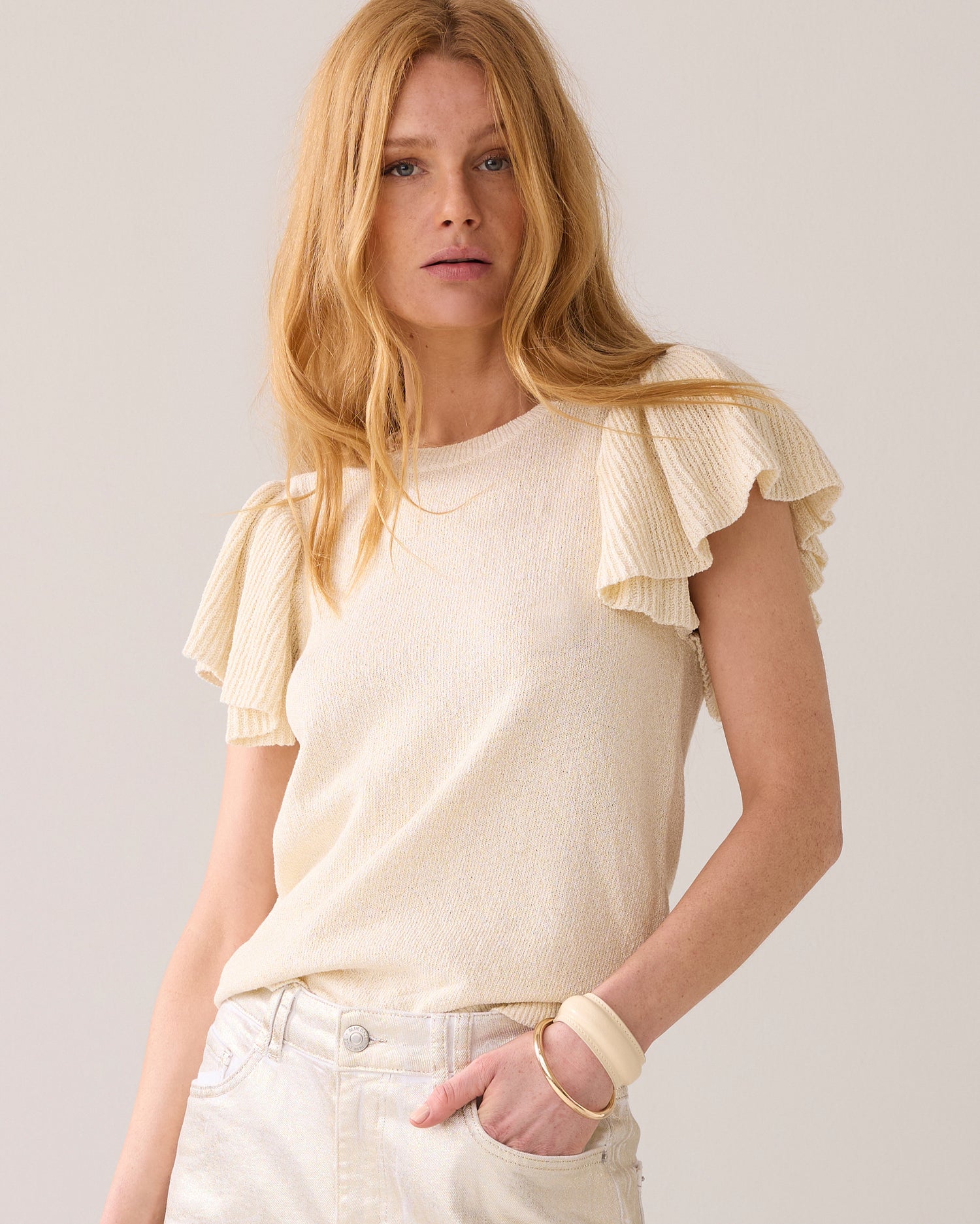 Flounce sleeve fine-knit top