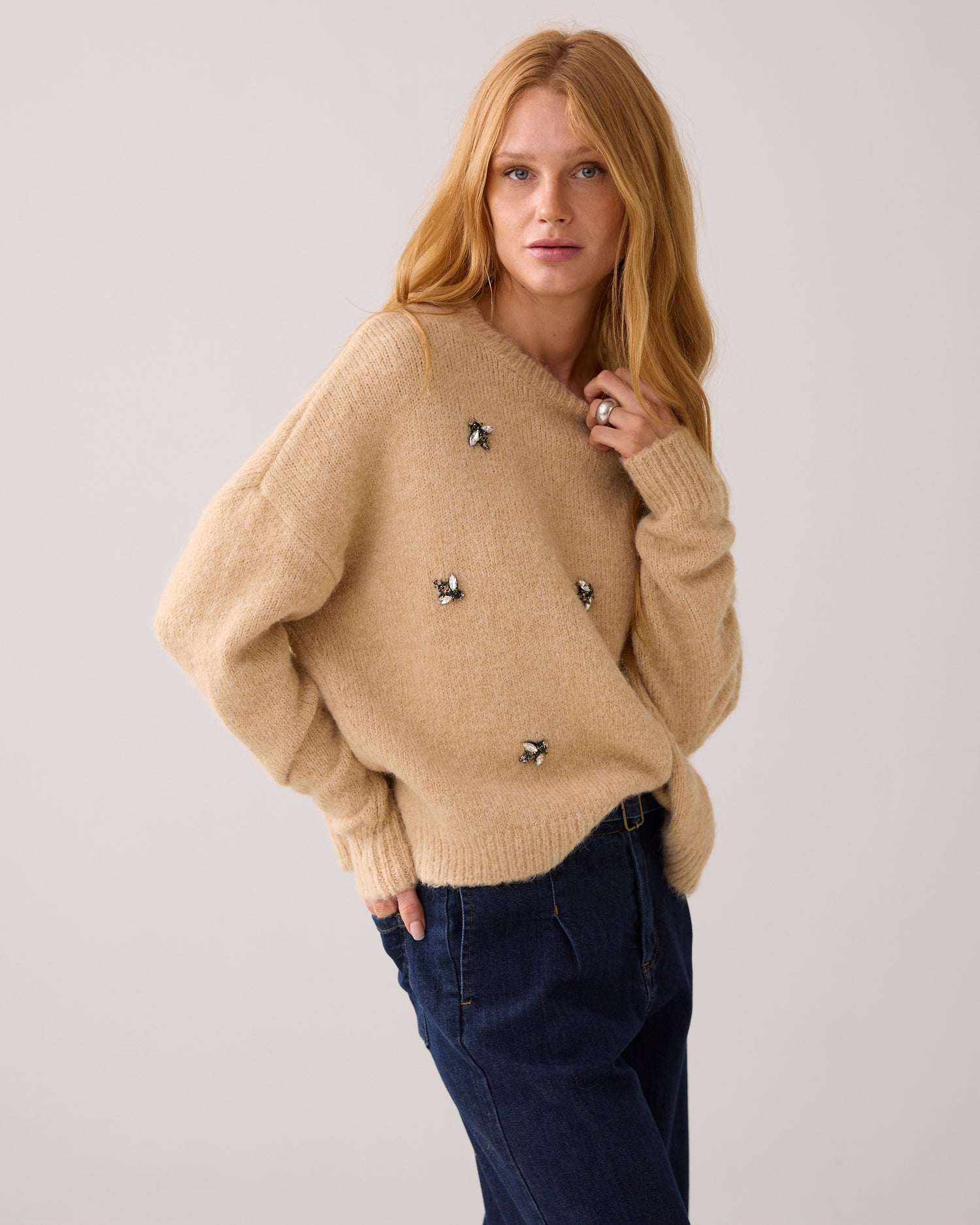 Pullover mit Broschen