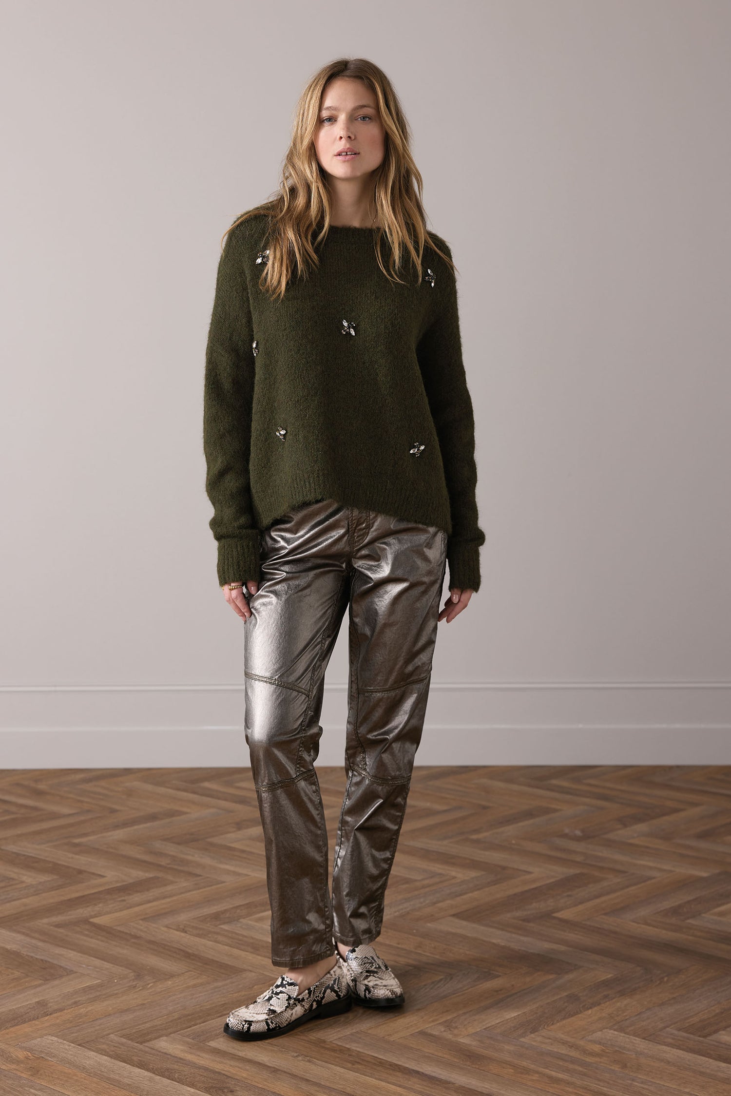 Jumper with brooches