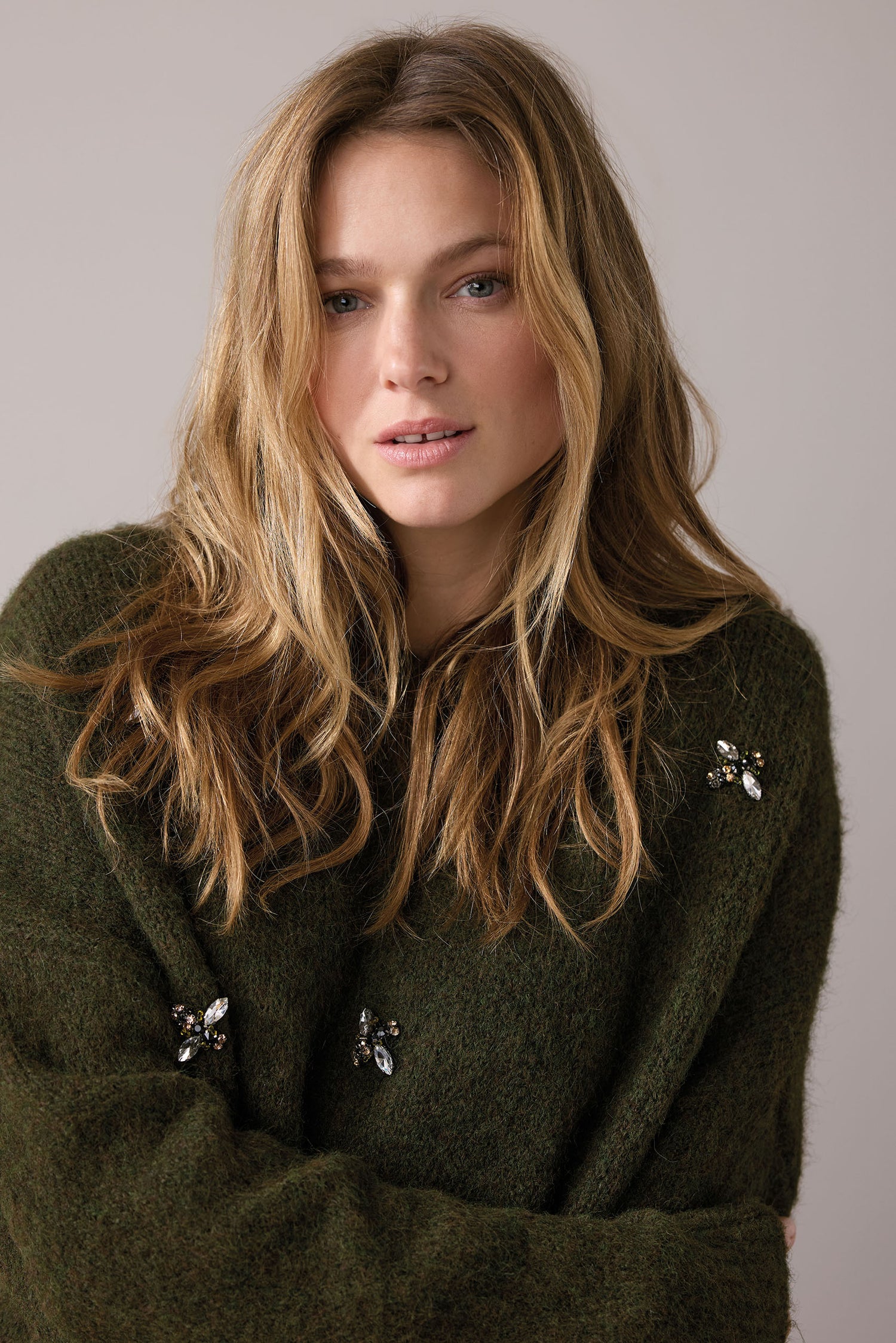 Jumper with brooches