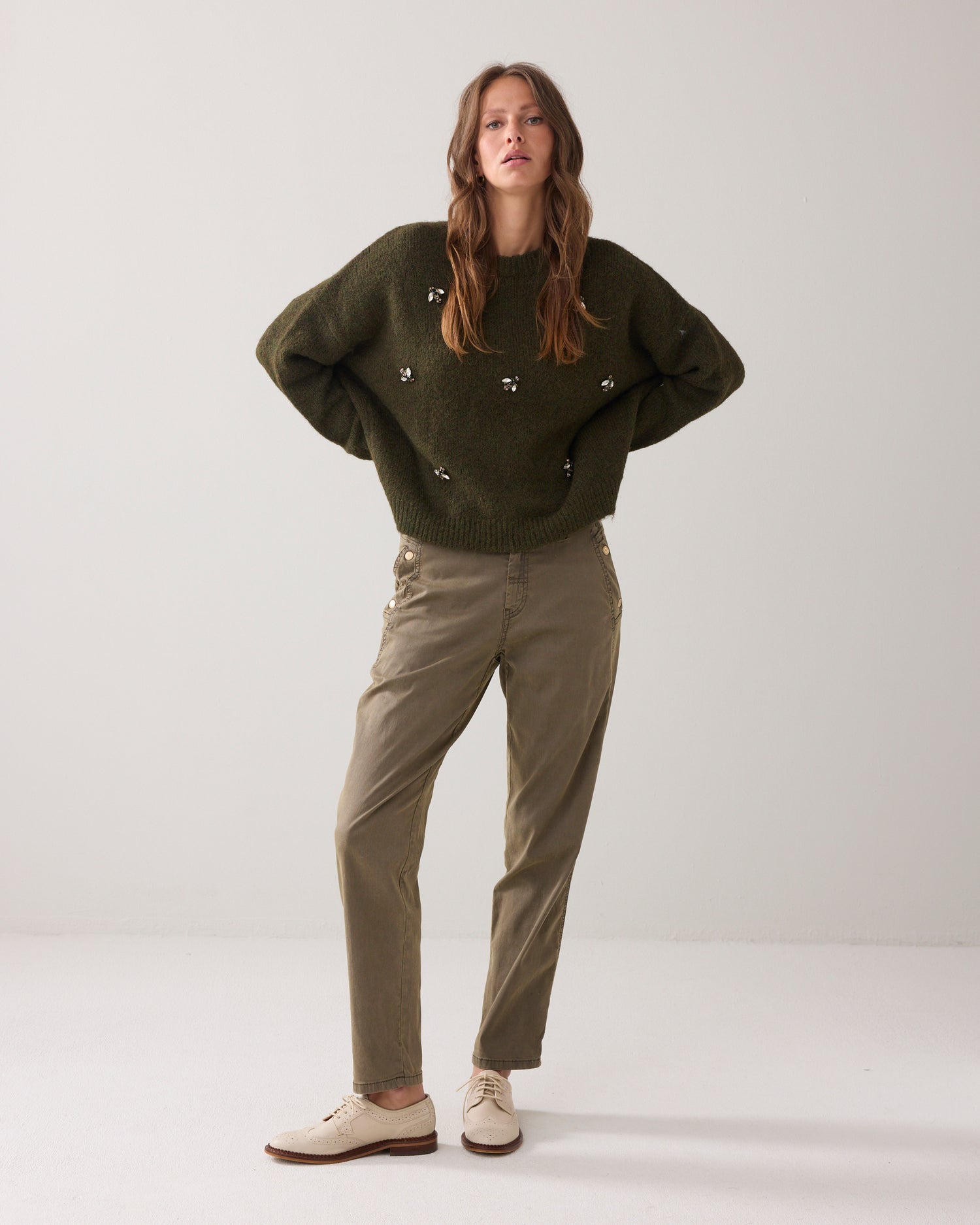 Jumper with brooches