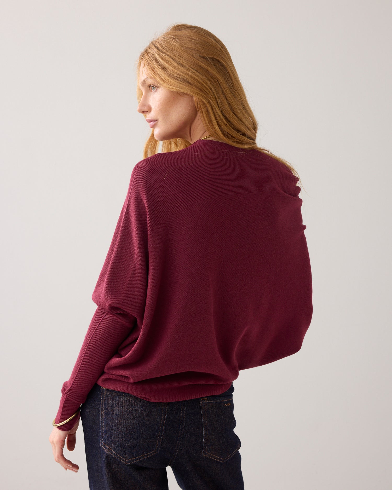 Asymmetric jumper in a seamless knit