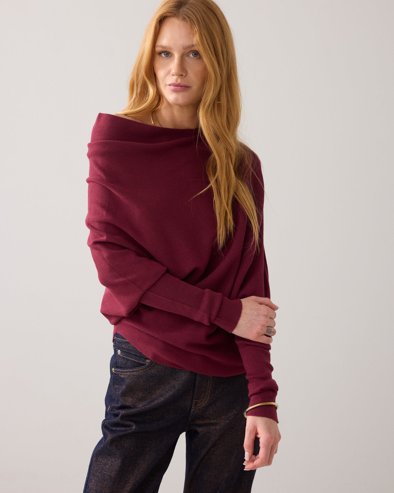 Asymmetric jumper in a seamless knit