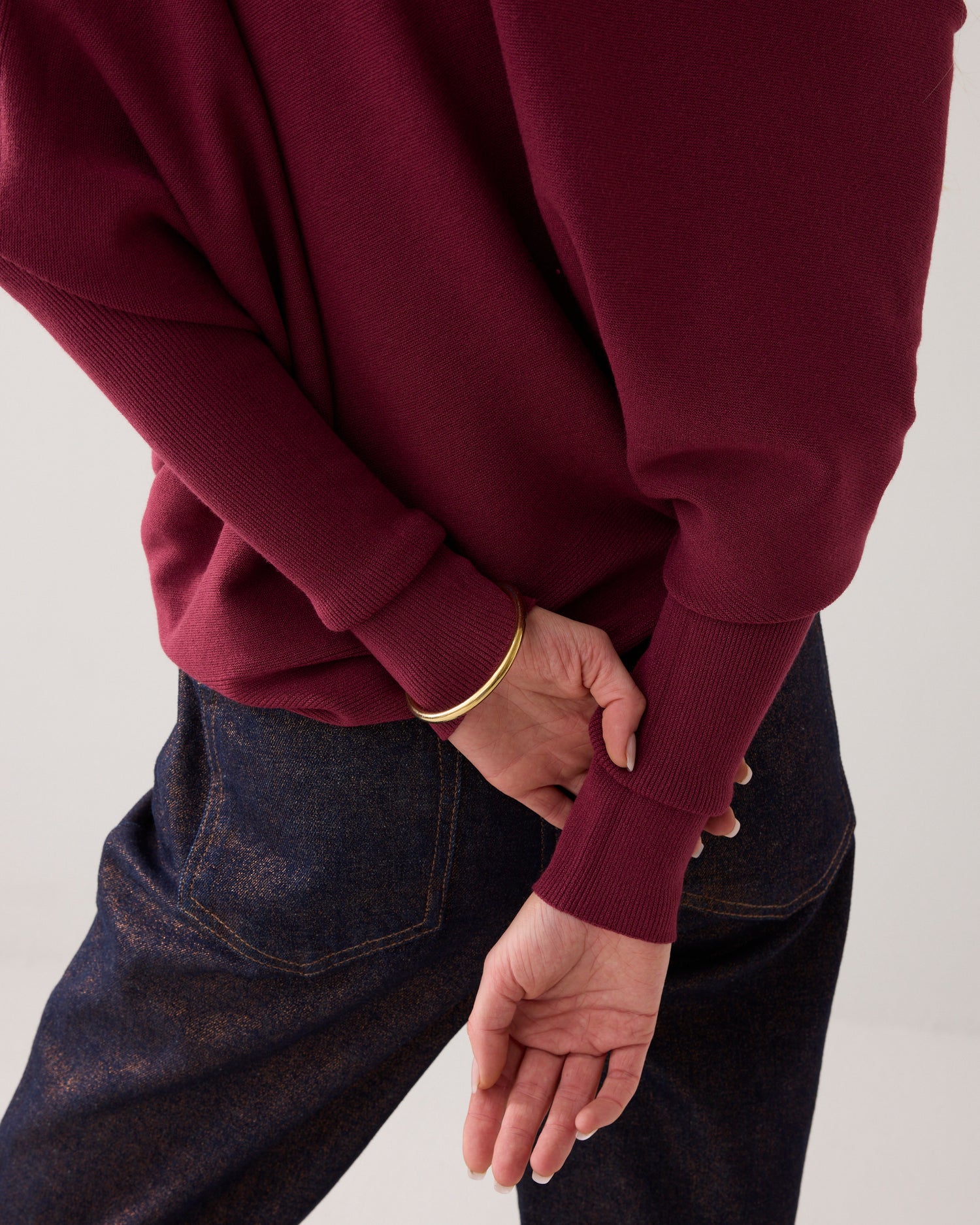 Asymmetric jumper in a seamless knit