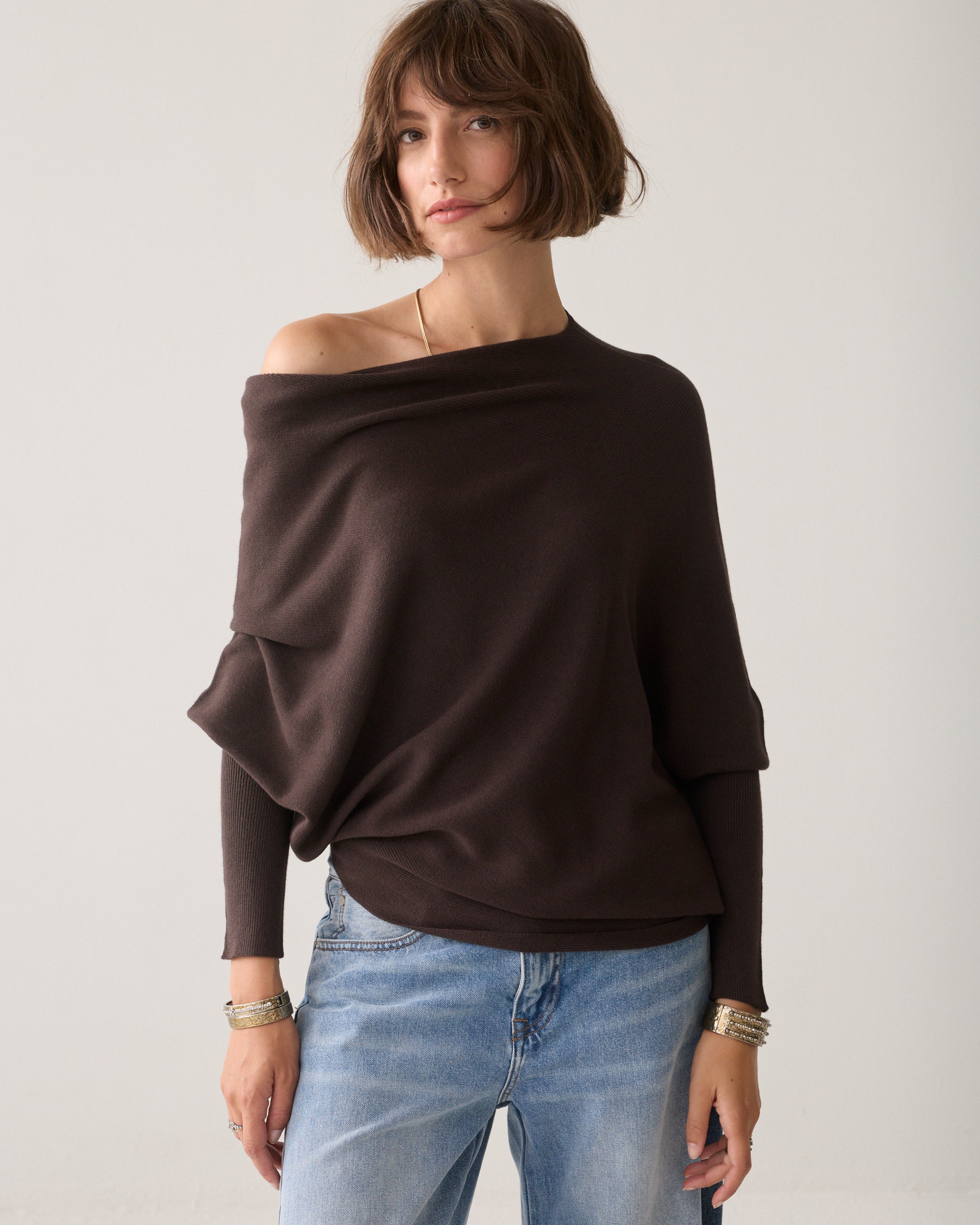 Pull asymétrique tricoté sans coutures
