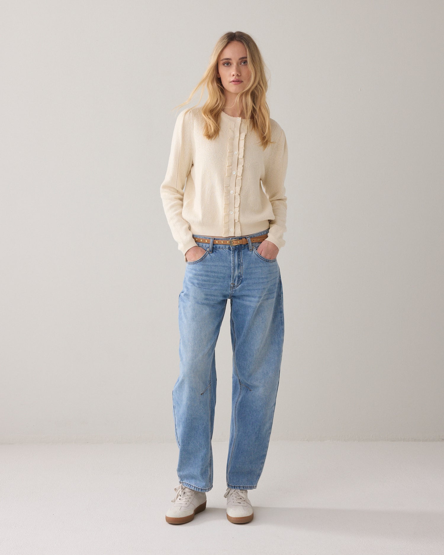 Gebreid vestje met kantpatroon