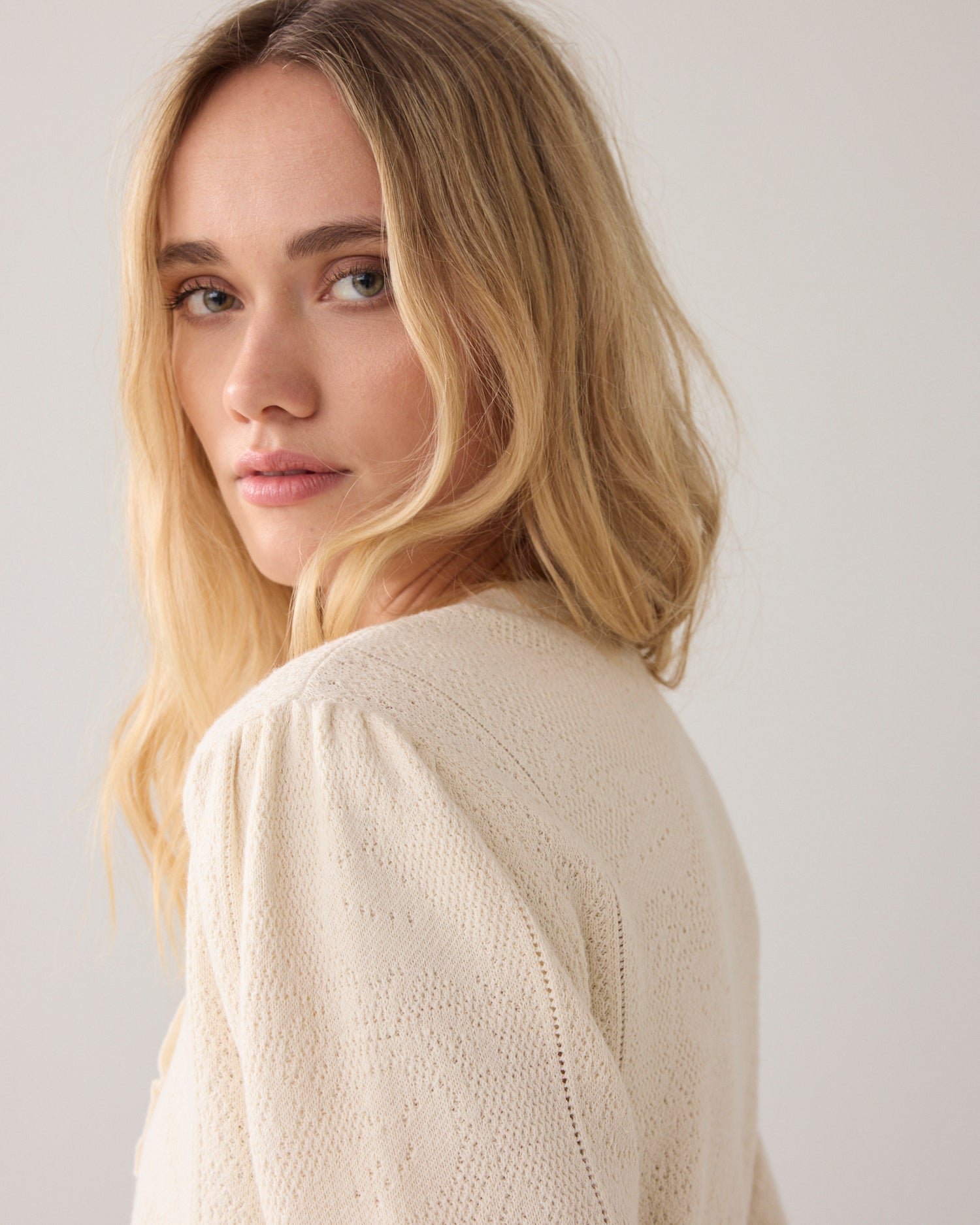 Gebreid vestje met kantpatroon