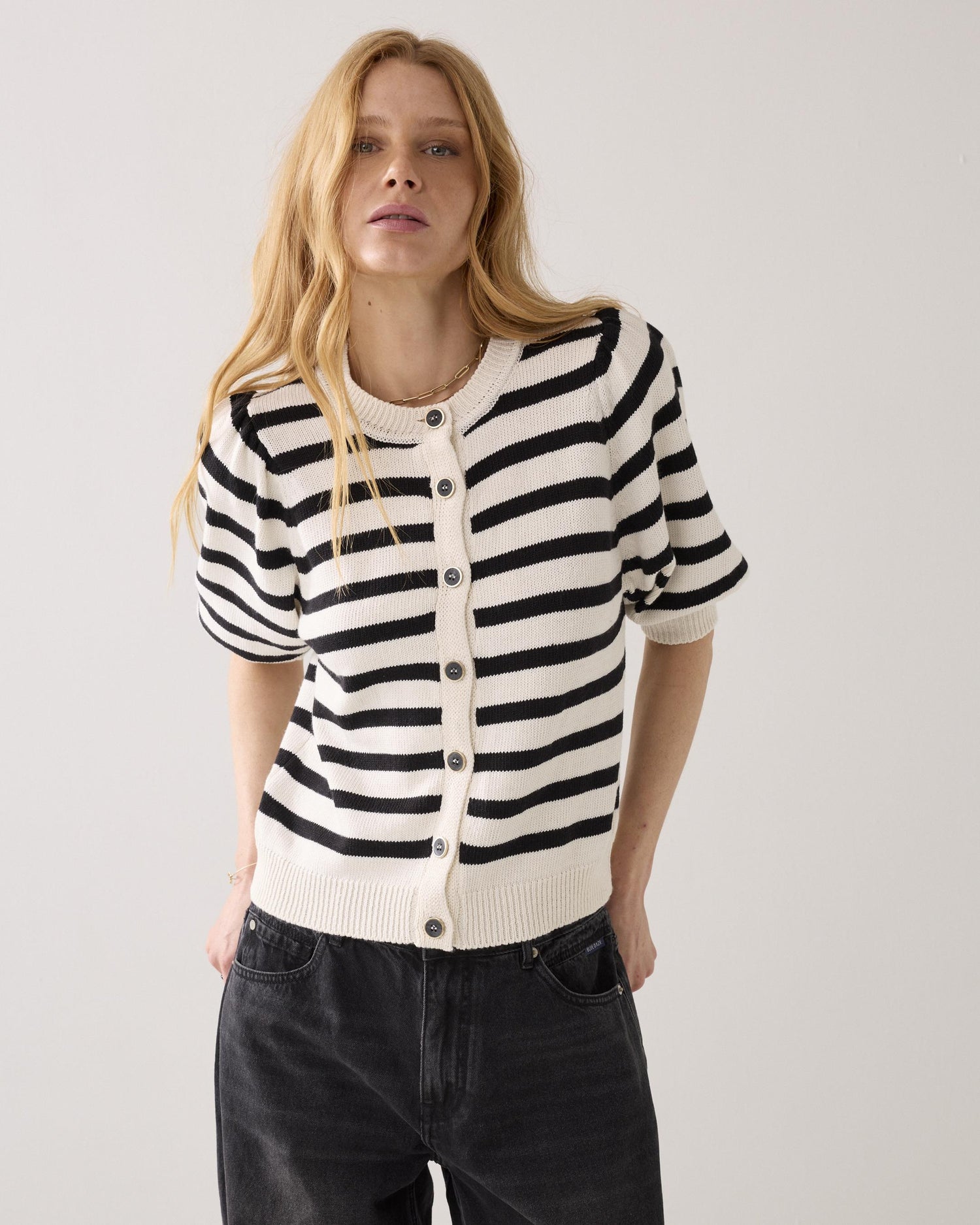 Kurzärmelige Strickjacke