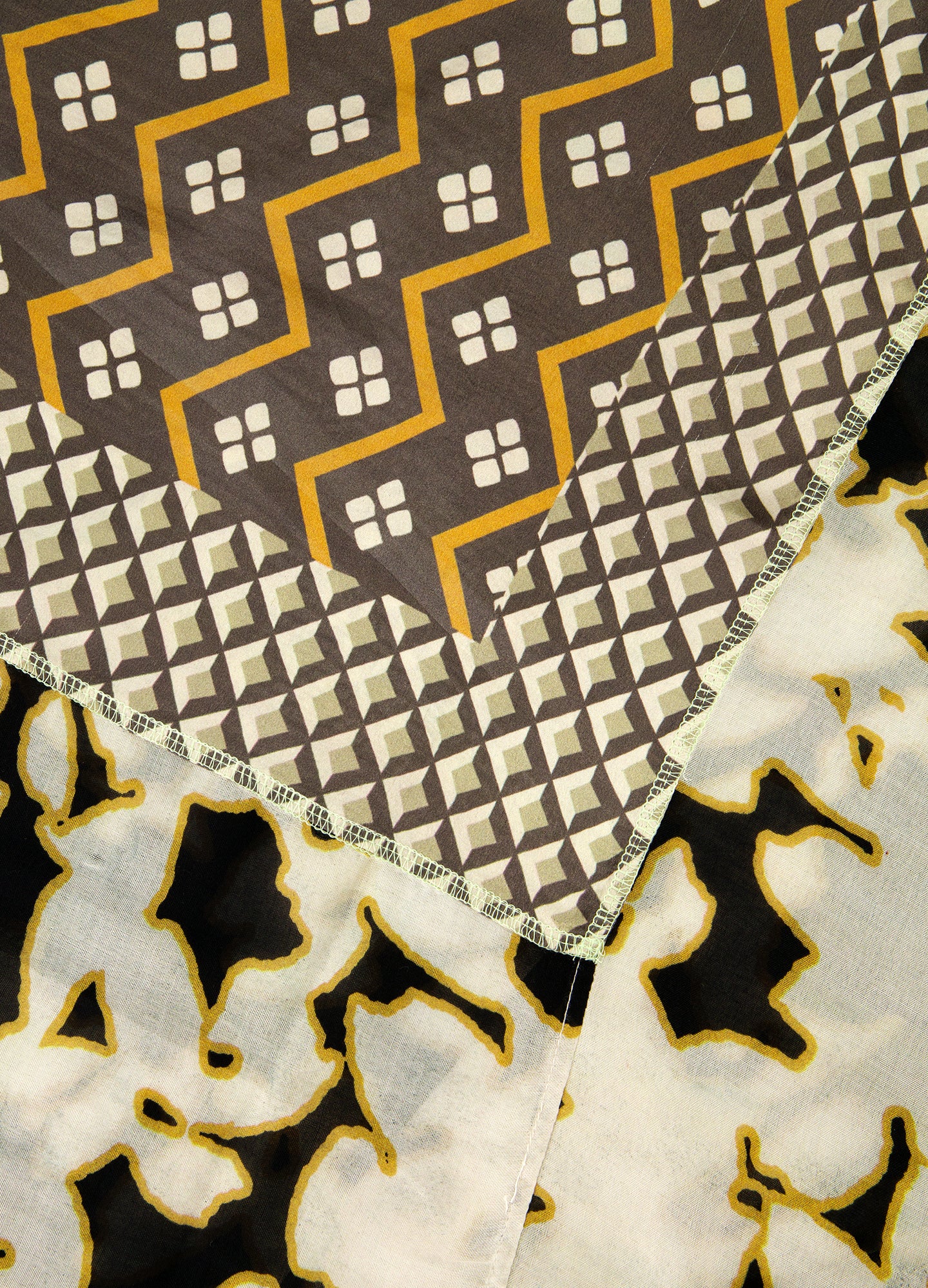 Glänzendes quadratisches Halstuch