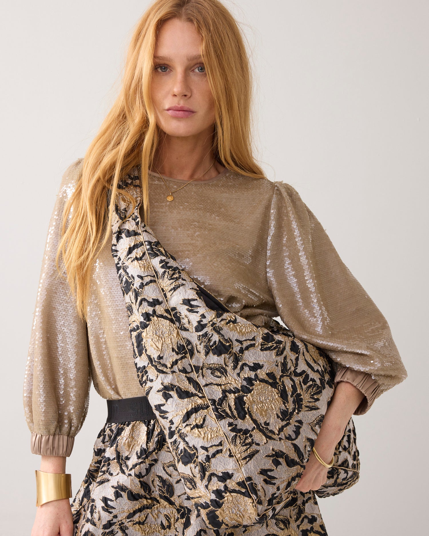 Shoulder bag in baroque jacquard