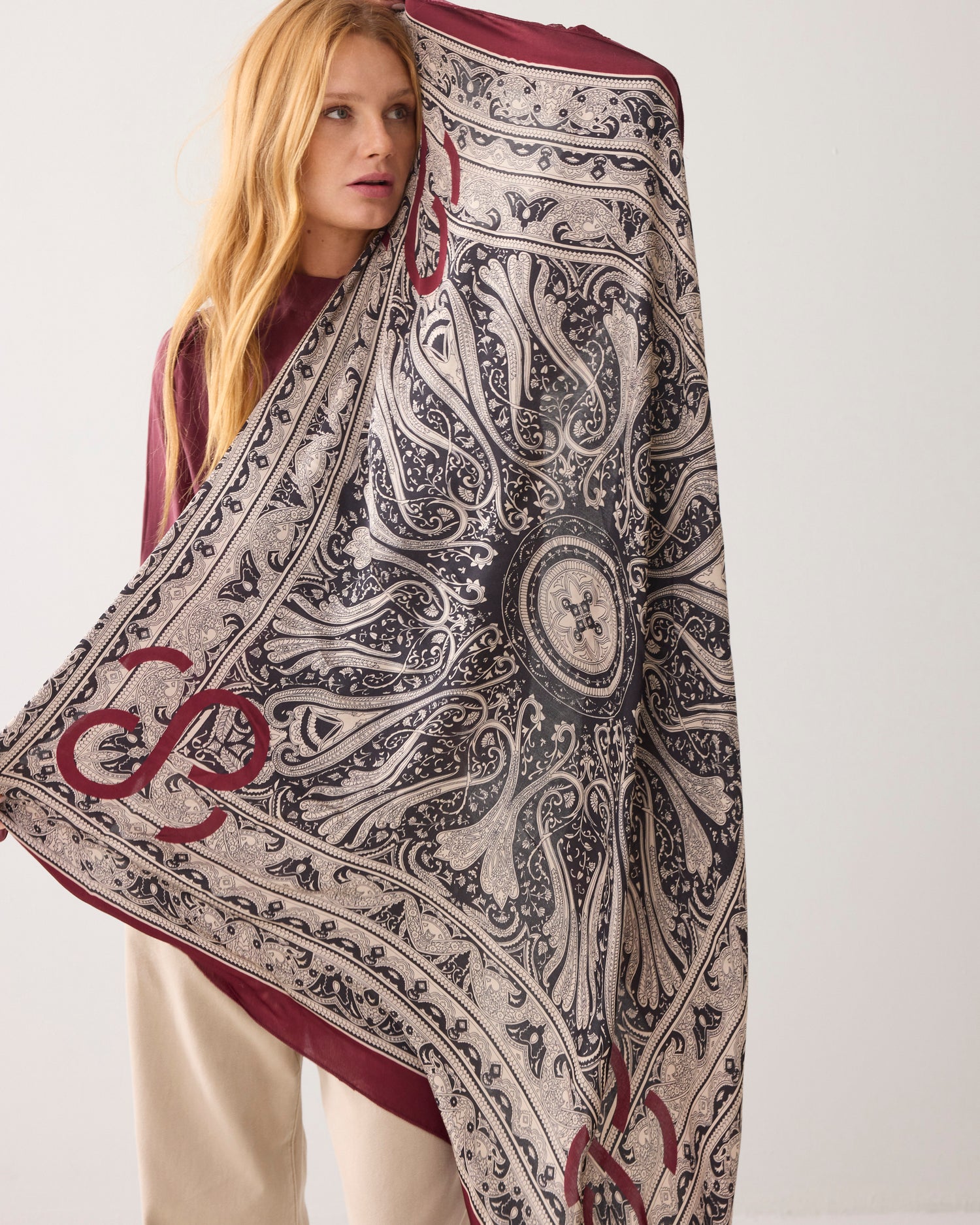 Square scarf in satin viscose