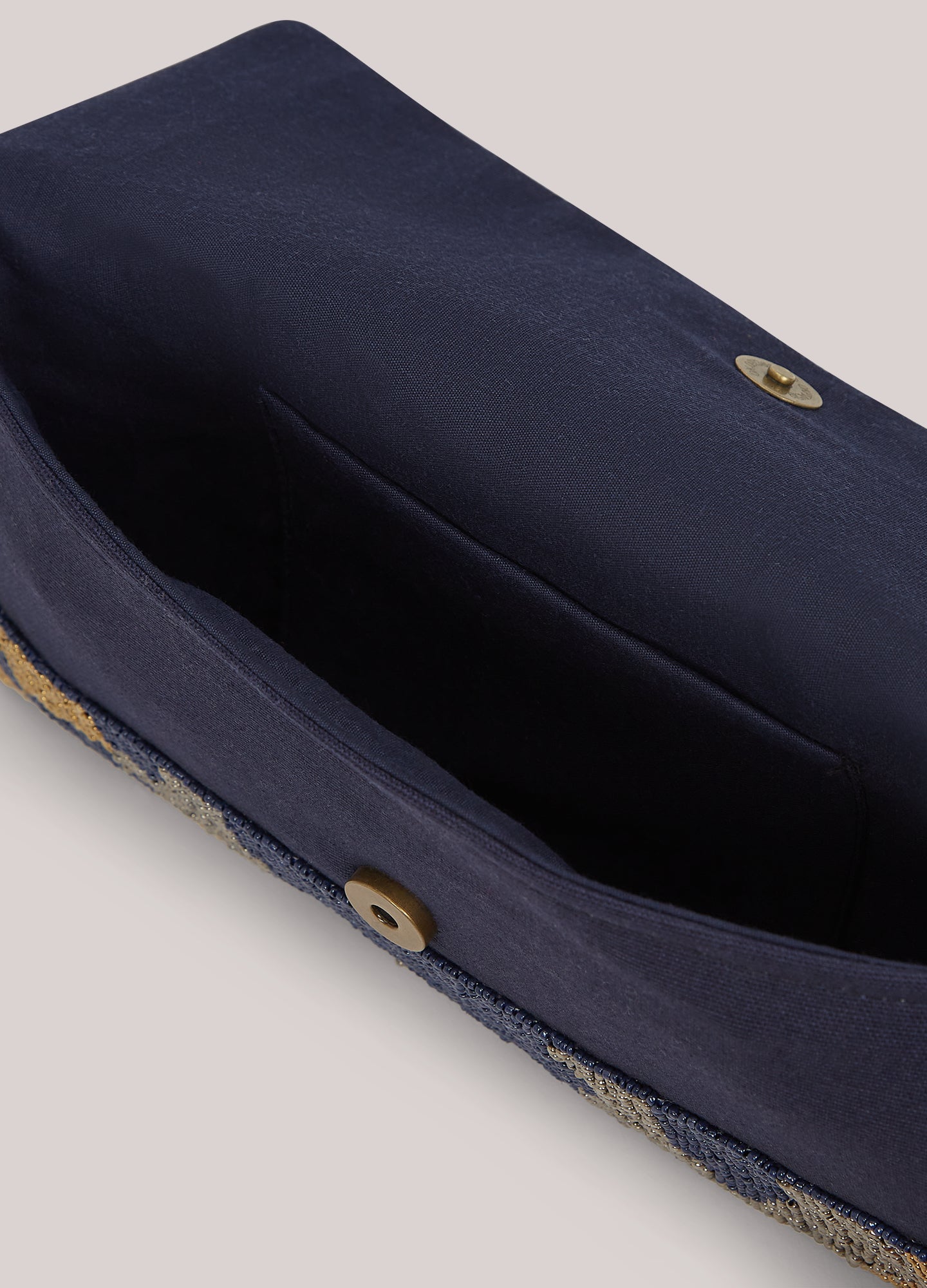 Clutch mit Perlen