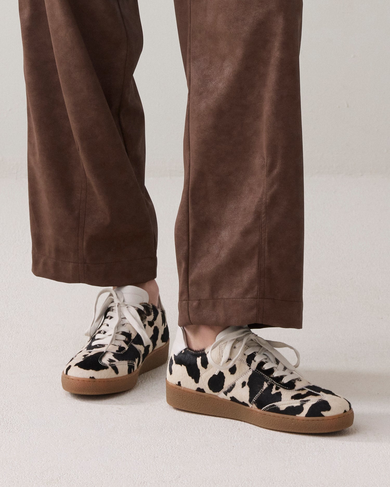 Sneakers en cuir façon vache