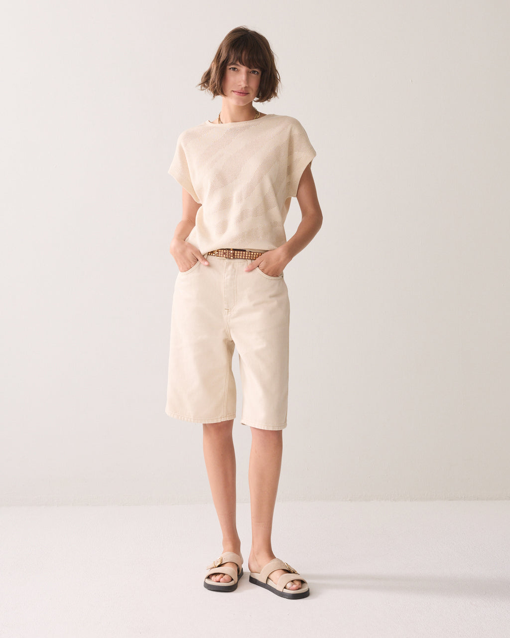 Ceinture en cuir avec des clous