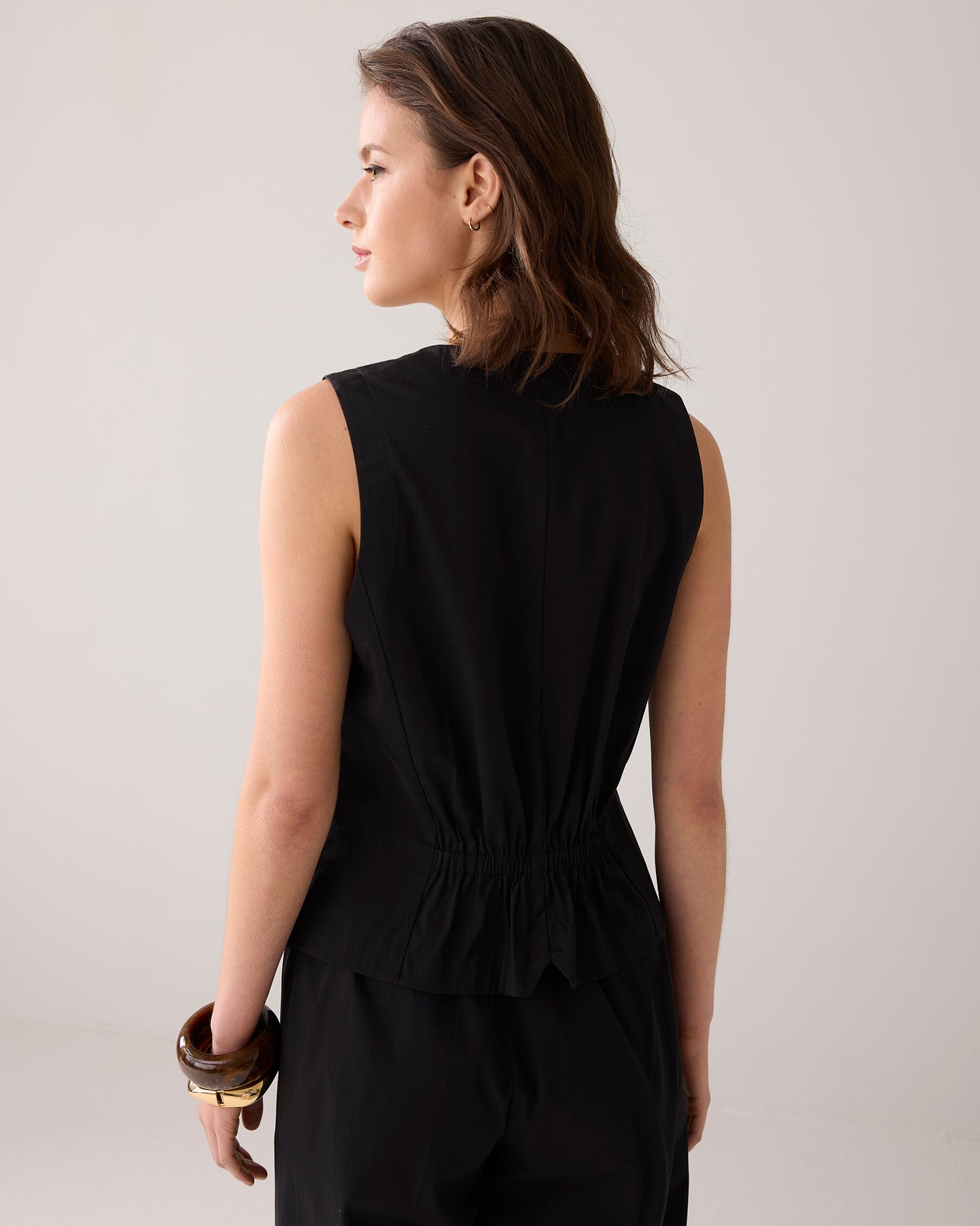 Fitted gilet with bow fastening