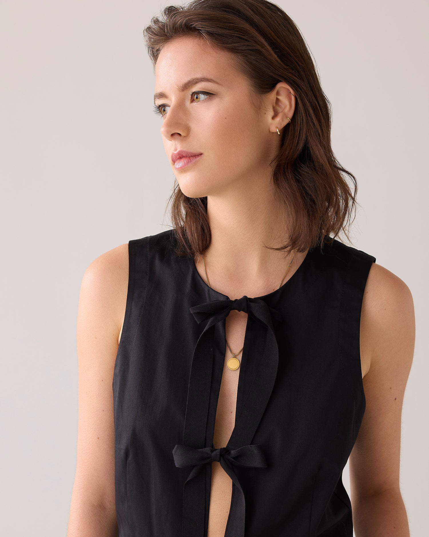 Fitted gilet with bow fastening