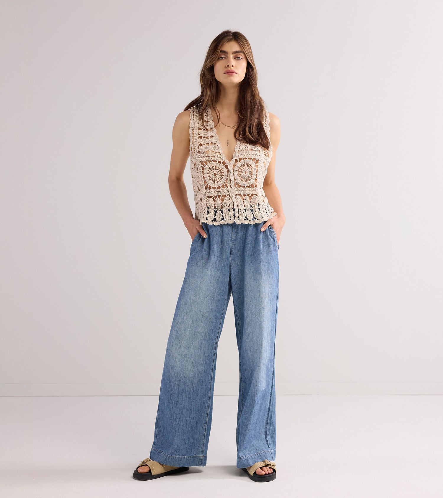 <p>SHOP THE LOOK</p>