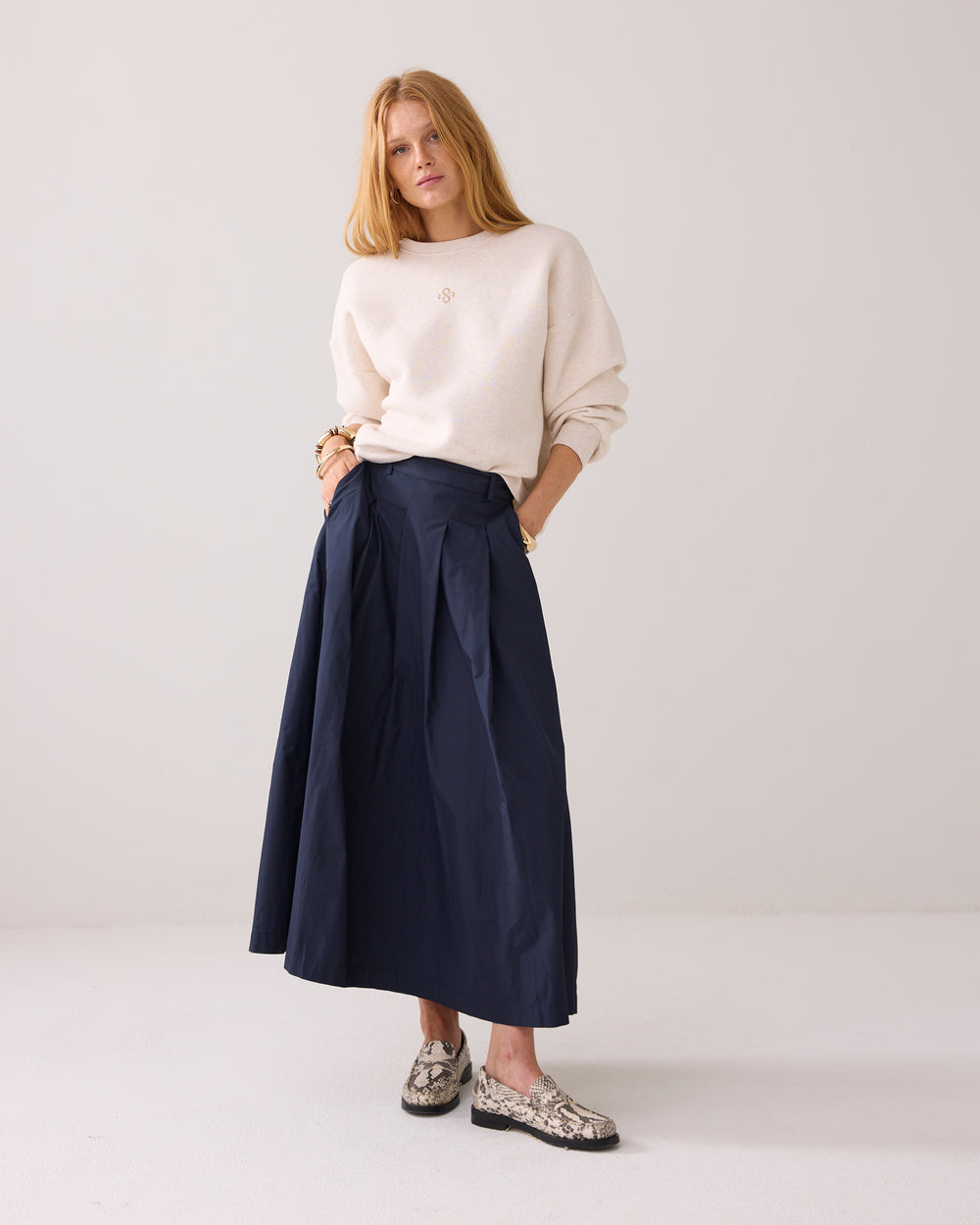 Casual sweater met strass logo