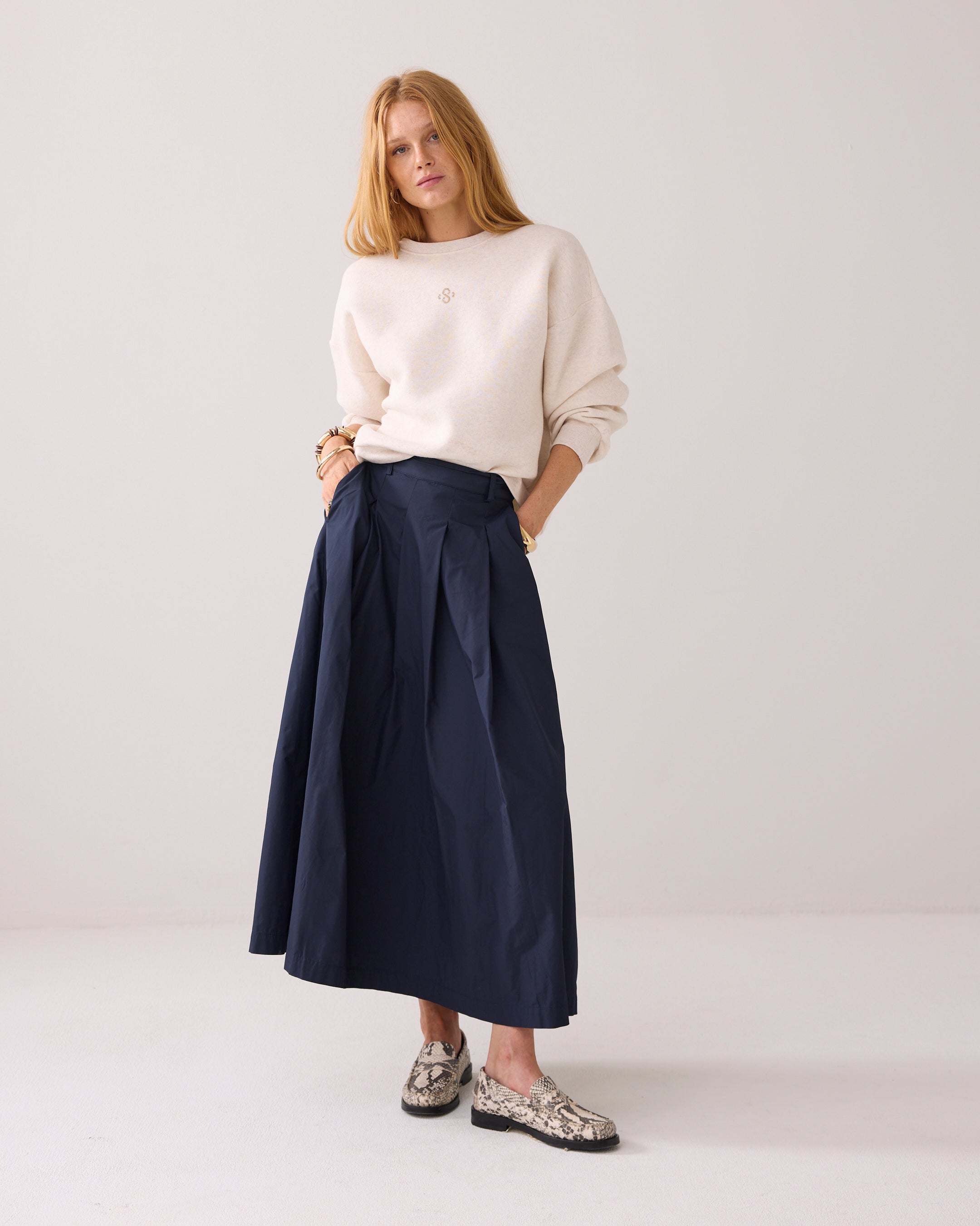 Casual sweater met strass logo