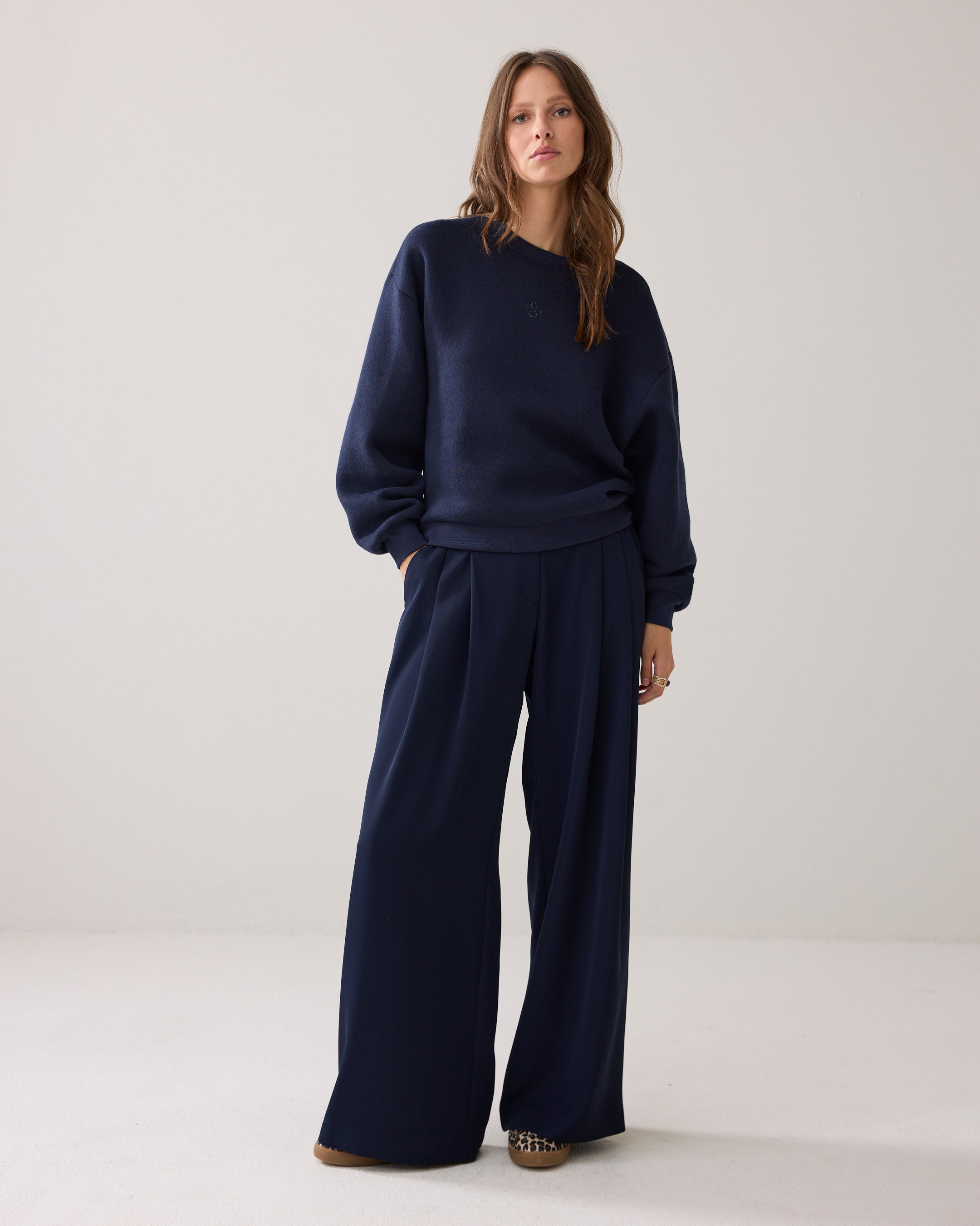 Casual sweater met strass logo