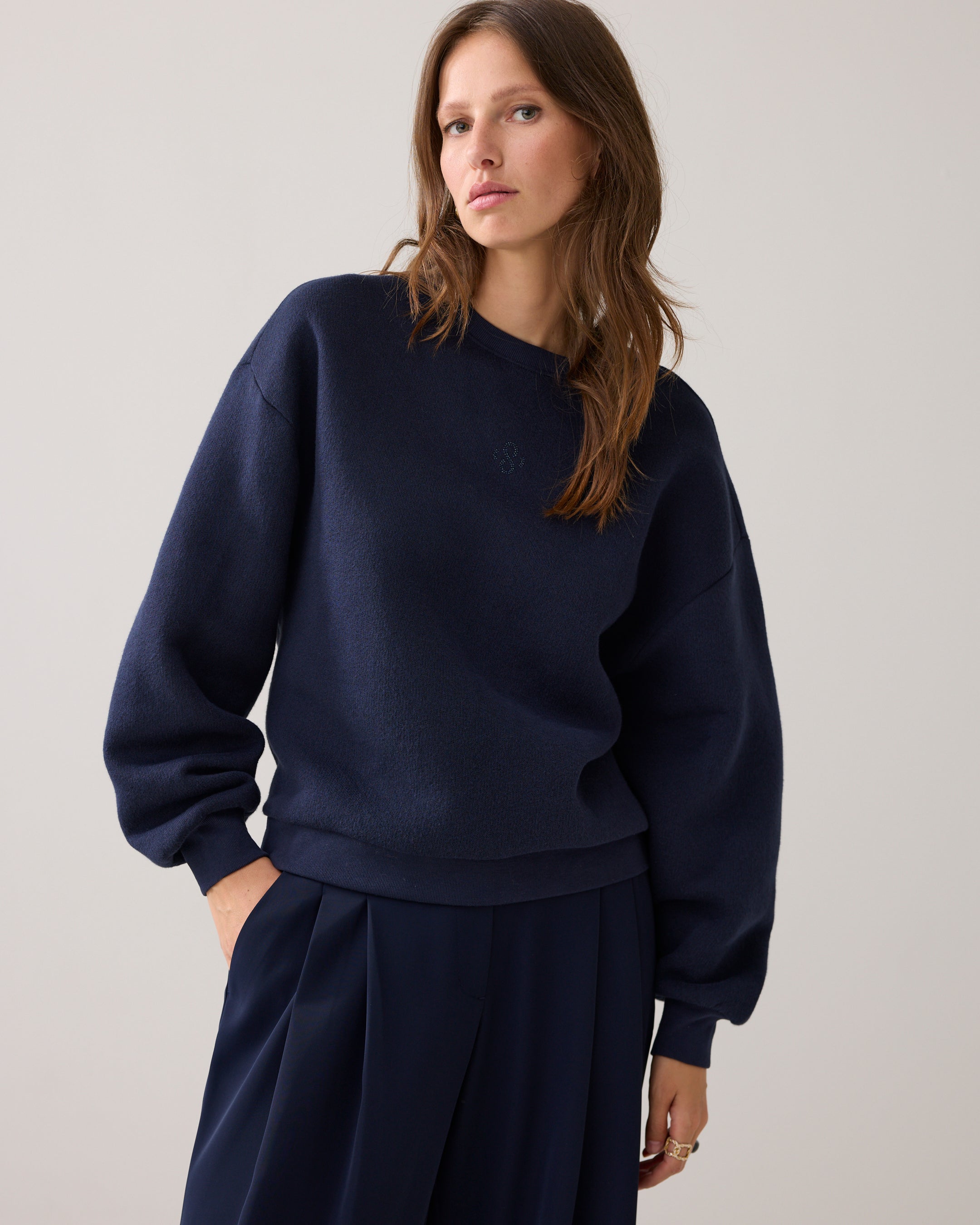 Casual sweater met strass logo