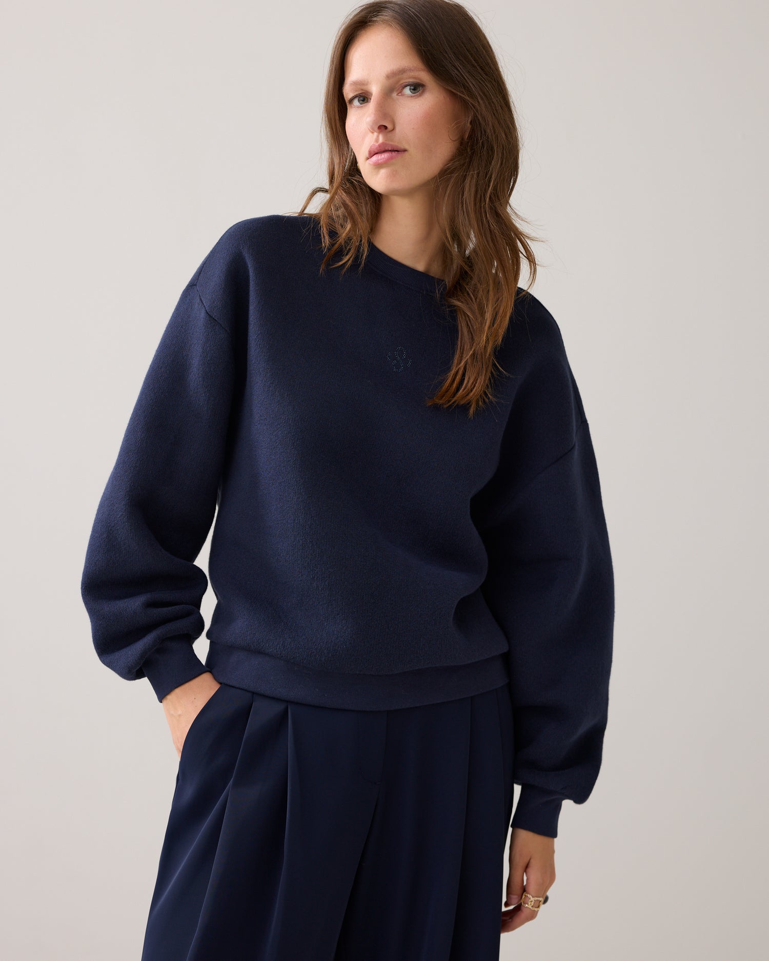 Casual sweater met strass logo