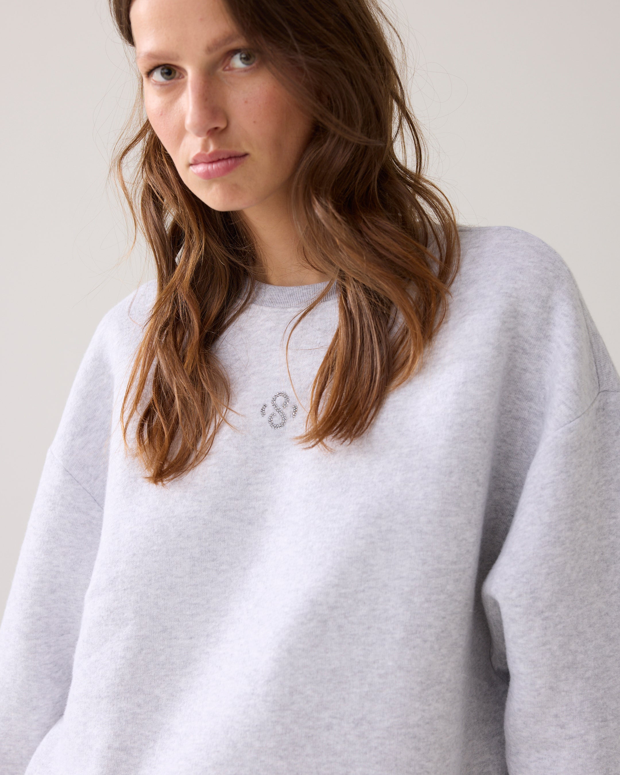 Casual sweater met strass logo